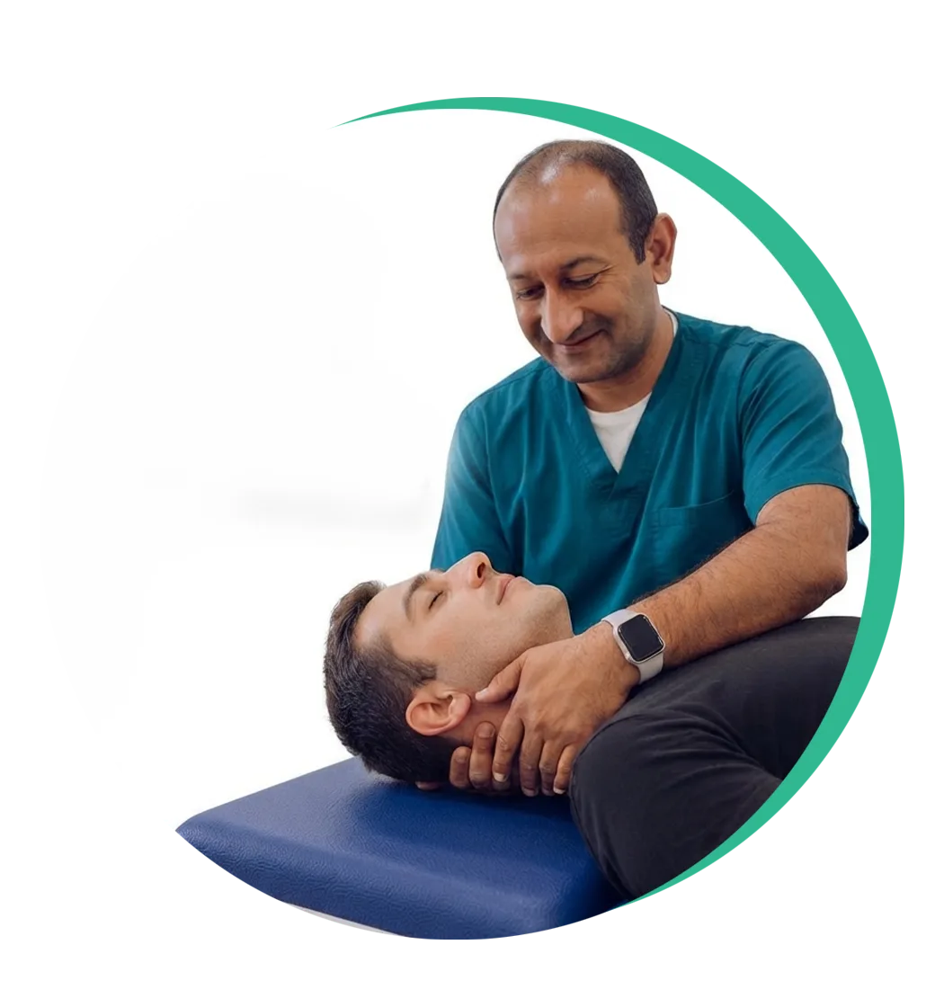 Fisioterapeuta realizando una técnica manual a un paciente en camilla: tratamiento de tobillo con fisioterapia en Bogotá