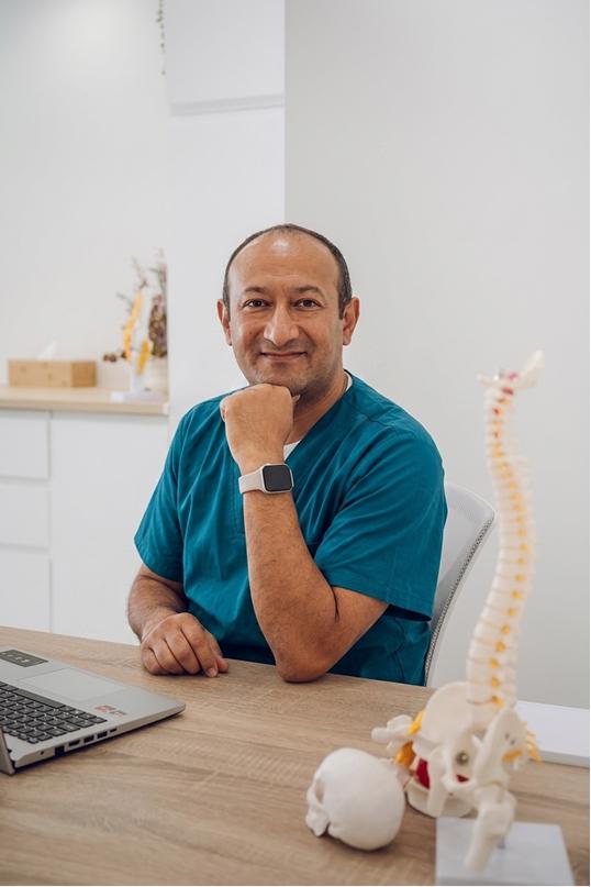 Dr. Robinson López, fisioterapeuta con enfoque quiropráctico en Bogotá